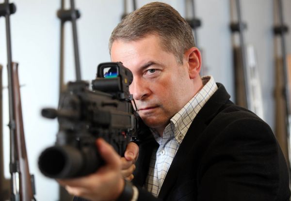 &Scaron;&eacute;f �esk&eacute; zbrojovky Lubom&iacute;r Kova�&iacute;k zap&oacute;zoval s &uacute;to�nou pu&scaron;kou CZ 805 BREN (na sn&iacute;mku v�etn� gran&aacute;tometu).