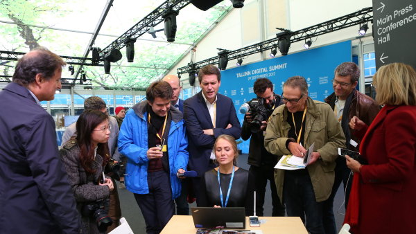 Šéfka organizace e-Estonia Anna Piperalová ukazuje novinářům fungování estonské státní správy na internetu.