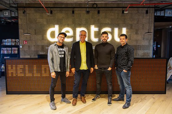 Zleva Pavel Flégl, generální ředitel Dentsu Aegis Petr Chajda, ředitel Adexpresu Jan Galgonek a Tomáš Kleňha Zleva Pavel Flégl, generální ředitel Dentsu Aegis Petr Chajda, ředitel Adexpresu Jan Galgonek a Tomáš Kleňha