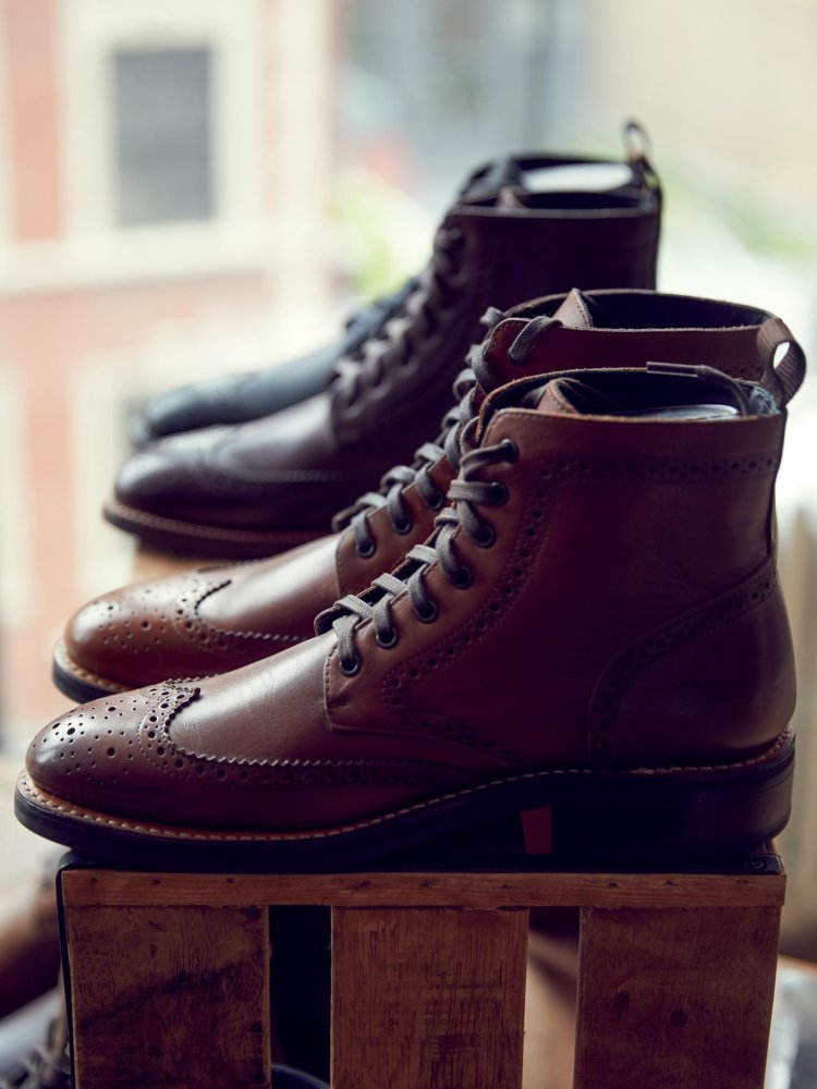 S nápadem, že by v Thursday Boots měli vyrábět dámské boty do města se dvěma zipy, přišla Linda Vojtová, která do start-upu investovala. Vznikl tak model The Major a hned po uvedení šel na dračku.
