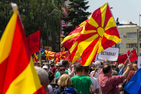 Makedonci v kvtnu protestovali proti premiérovi Gruevskému, pezdívanému malý diktátor. Demonstrant drí ceduli s nápisem "Odstup!".