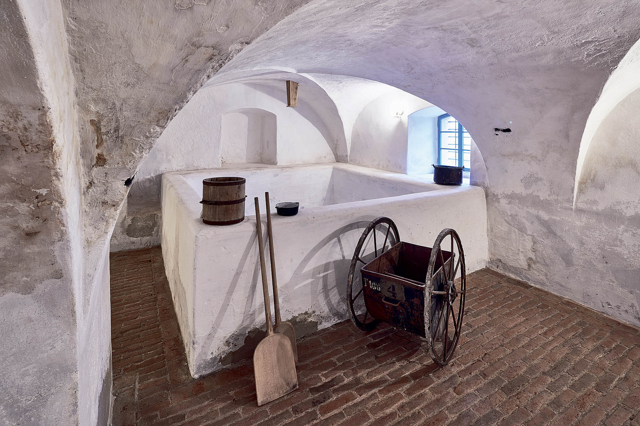 V Lobèi se opìt vaøí pivo, konají se tu prohlídky historických prostor a hosté se zde mohou ubytovat.
