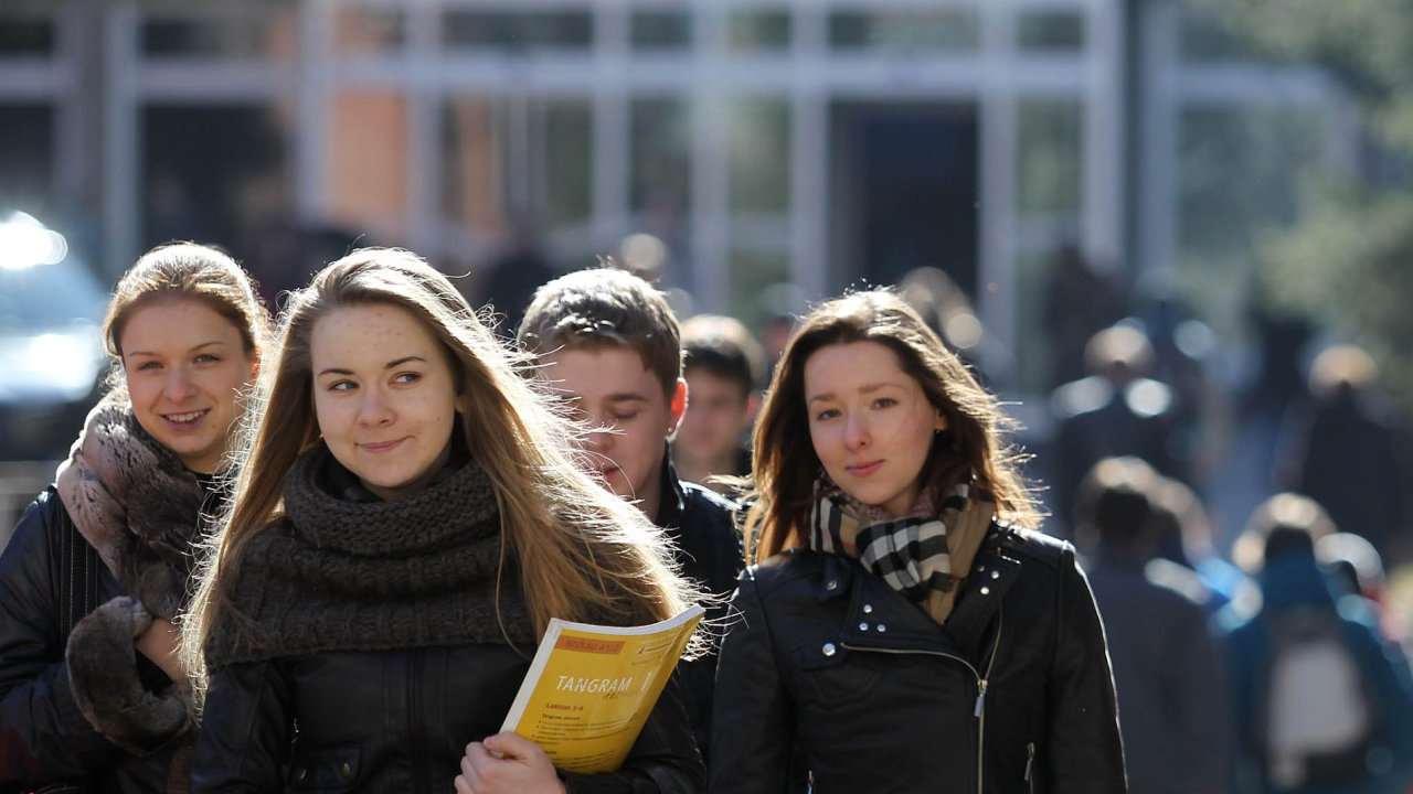 České vysoké školy se postupně zavřely v březnu 2020. Kromě praktické výuky u některých oborů se studenti k prezenční výuce vrátili až o rok a půl později.