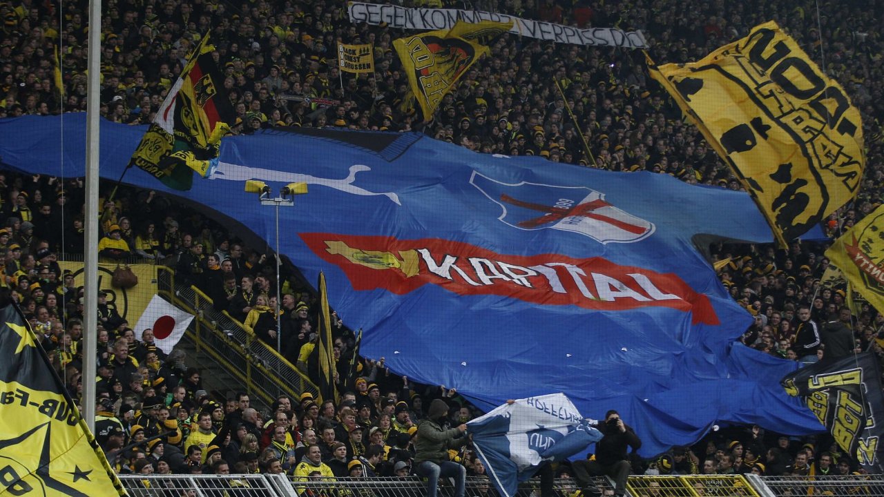 Fanouci Dortmundu s obm dresem Hoffenheimu, na nm ukazuj, jak je jim tento klub nesympatick.