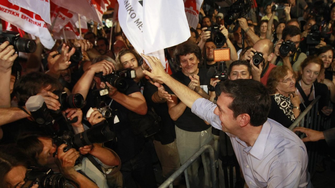 Vdce radiklnho levicovho hnut Syriza Alexis Tsipras se zdrav se svmi pznivci.