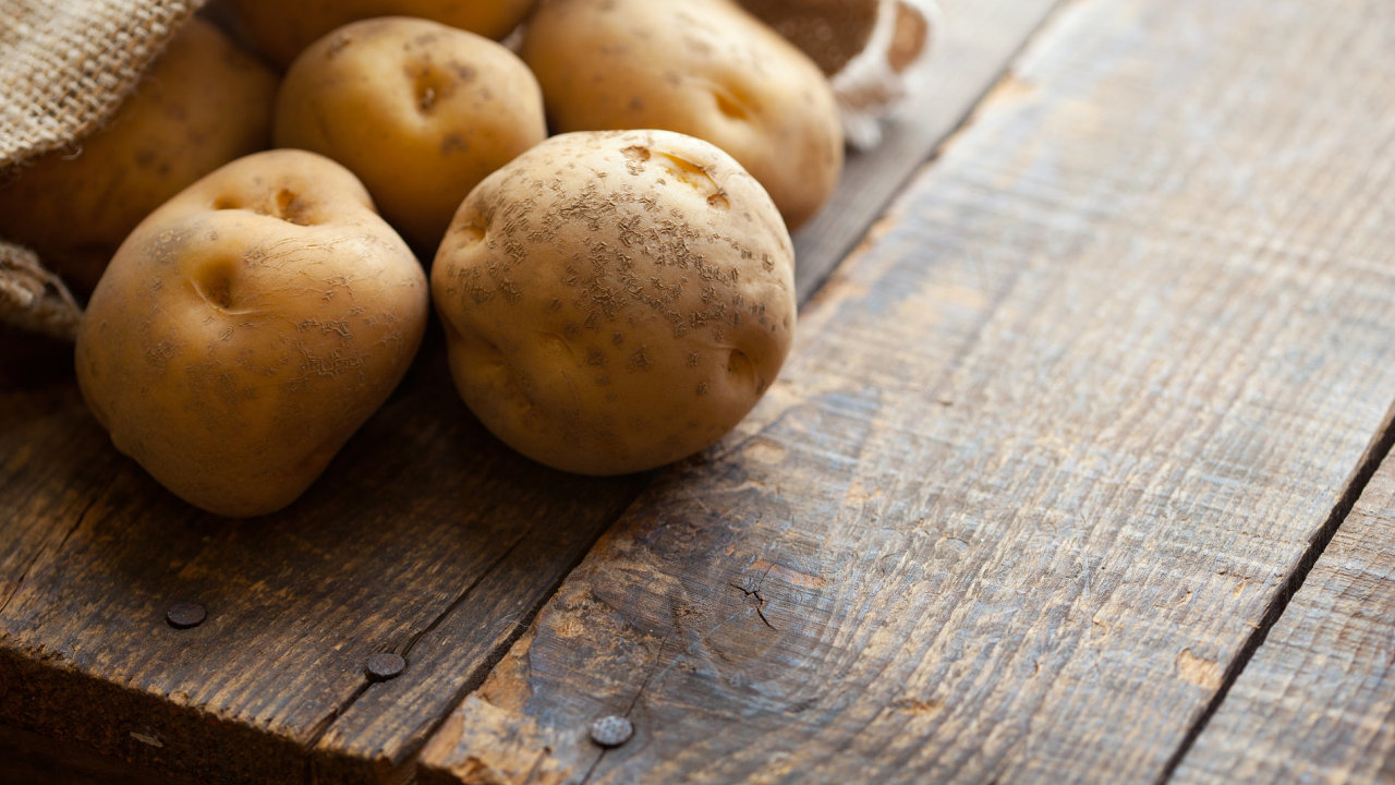 Pran brambory je ideln zpracovat do tdne, zvl᚝ kdy jsou uloeny v lednici.
