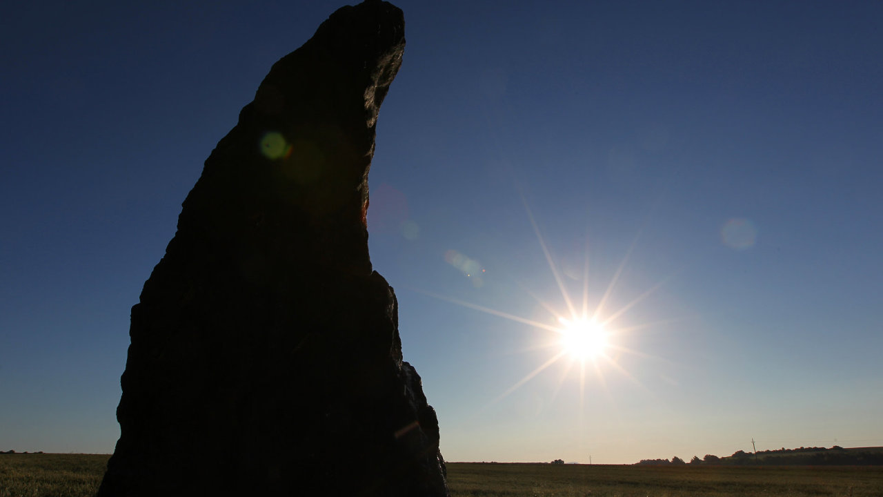 Menhir u støedoèeských Klobuk zvaný Kamenný pastýø