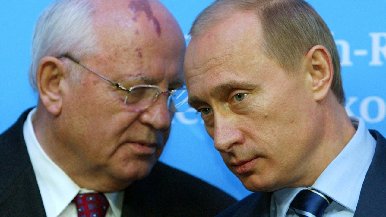 Dva prezidenti, dva svty. Michail Gorbaov a Vladimir Putin v roce 2004.