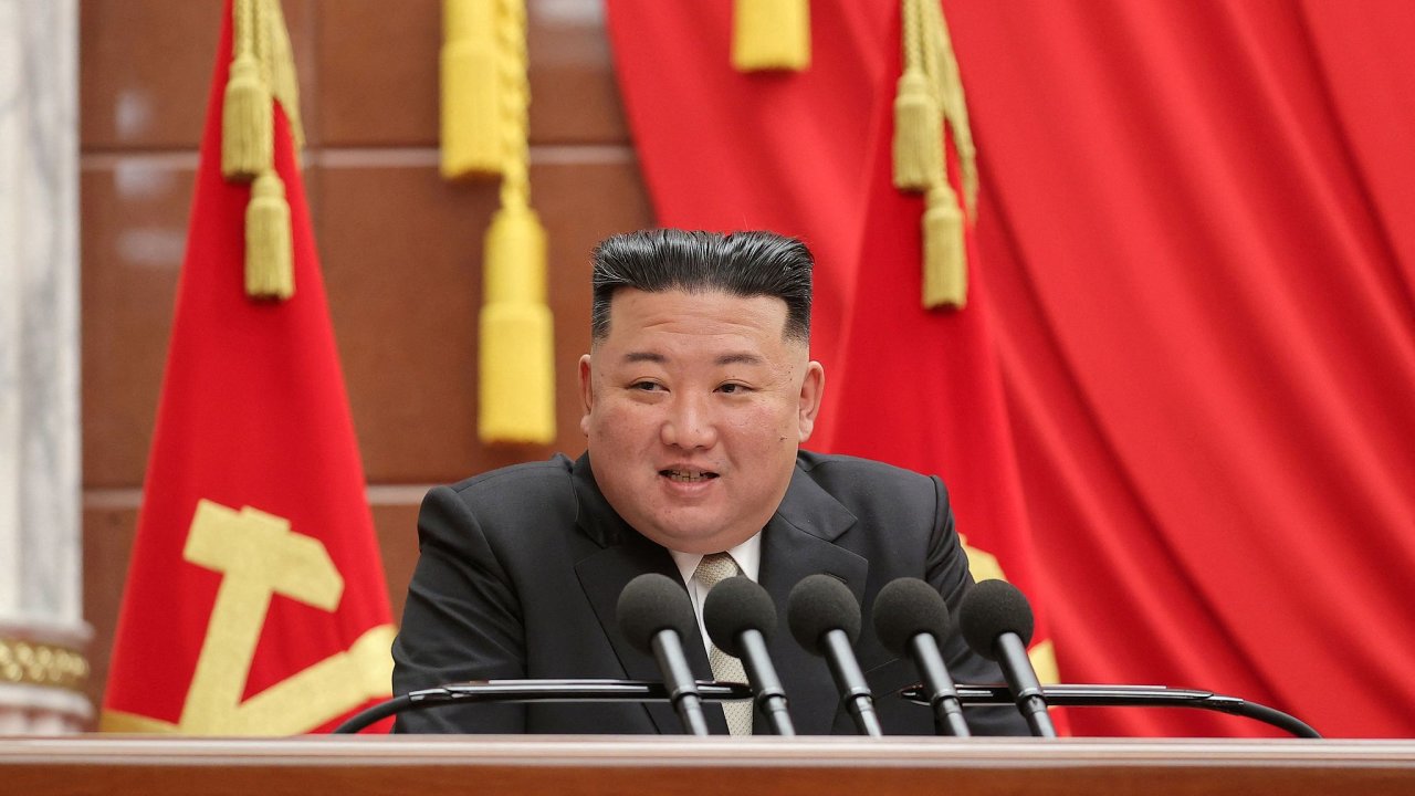 Severokorejský lídr Kim Èong-un má své soudruhy pod kontrolou. A taky zruènou skupinu hackerù.