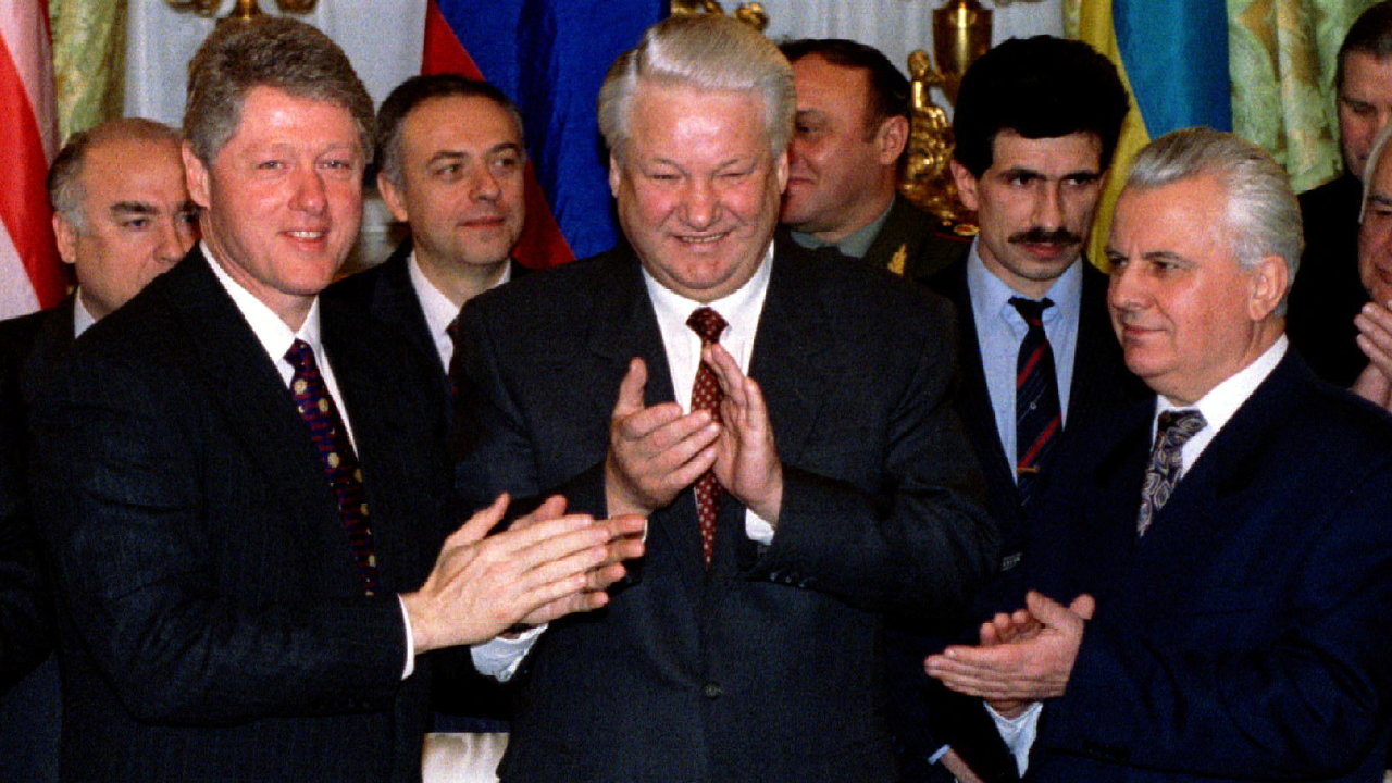 V lednu 1994 podepsal Bill Clinton (vlevo) s tehdejmi prezidenty Ruska Borisem Jelcinem (uprosted) a Ukrajiny Leonidem Kravukem dohodu o likvidaci arzenlu strategickch jadernch zbran.