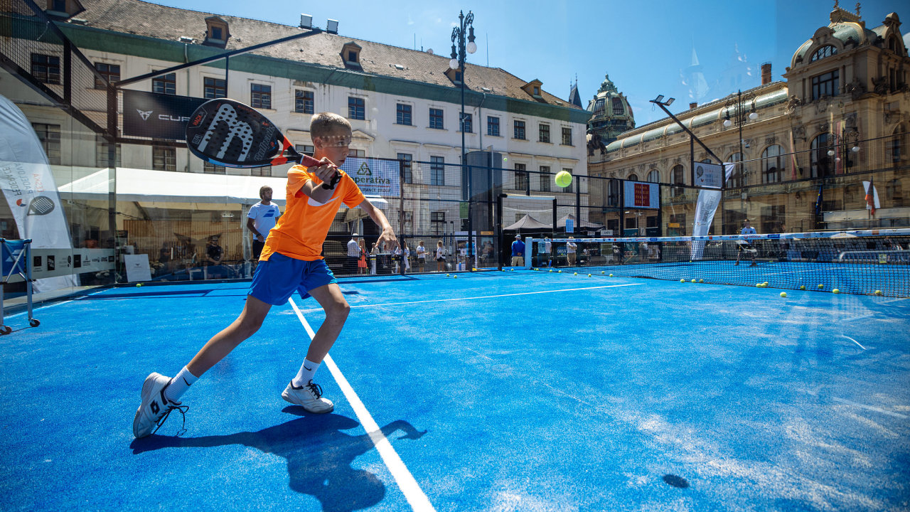Padel (správná výslovnost je „pádel“) na námìstí Republiky v Praze: sport, který kombinuje prvky tenisu a squashe, si mohou na akci Padel4All vyzkoušet dìti i dospìlí.