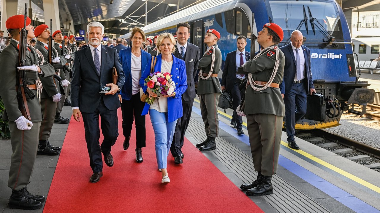 Prezident Petr Pavel s manželkou Evou pøijeli vlakem do Vídnì na dvoudenní návštìvu Rakouska, 31. kvìtna 2023.