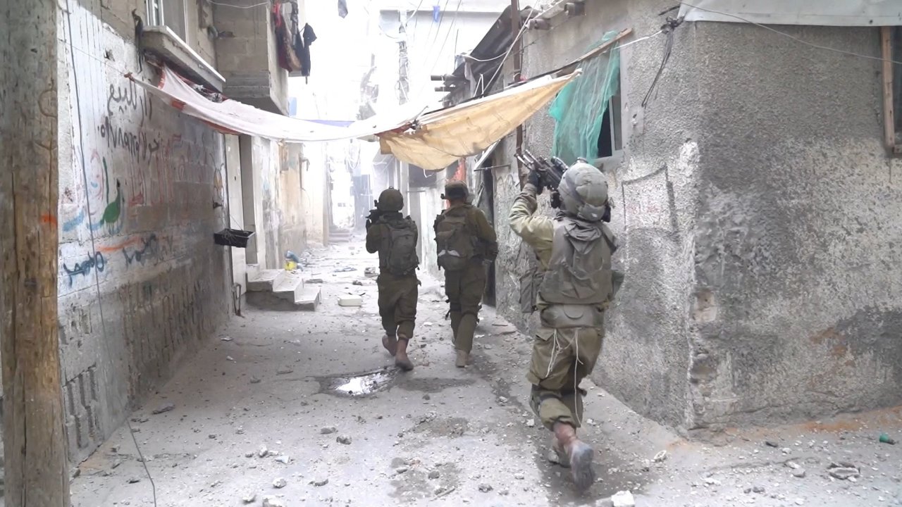 Izraelt vojci v ulicch Gazy.