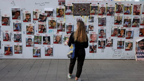 Hamás propustil první rukojmí. Jsou mezi nimi Izraelci i Thajci