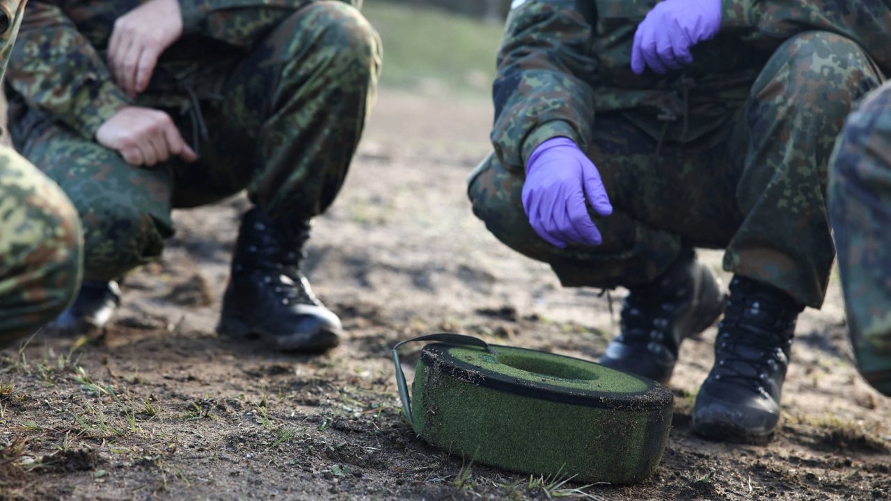 Nmet experti u ukrajinsk vojky prci s minami bhem vcviku v Nmecku pod hlavikou EU.