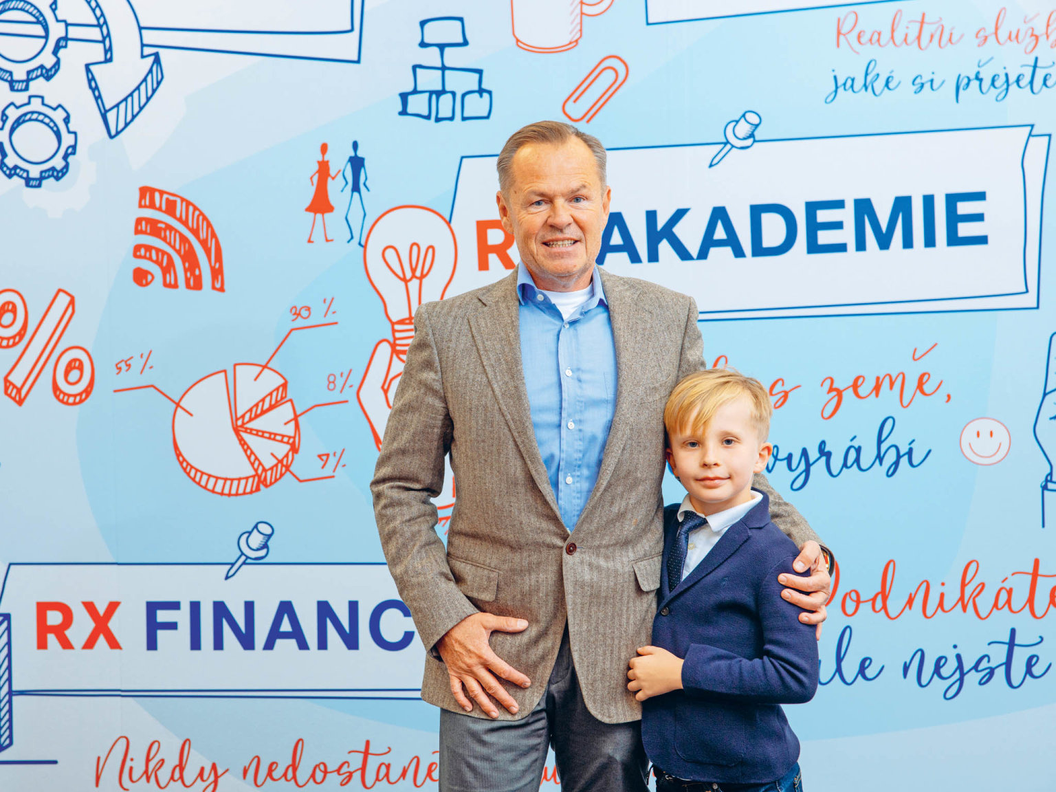 Osmiletý syn Davida Krajného, jmenuje se také David, už chodí do Re/Maxu na brigády. Majitel master franšízy jej motivuje k tomu, aby jednou realitní byznys po otci převzal. (Foto: Lukáš Bíba) Osmiletý syn Davida Krajného, jmenuje se také David, už chodí do Re/Maxu na brigády. Majitel master franšízy jej motivuje k tomu, aby jednou realitní byznys po otci převzal.