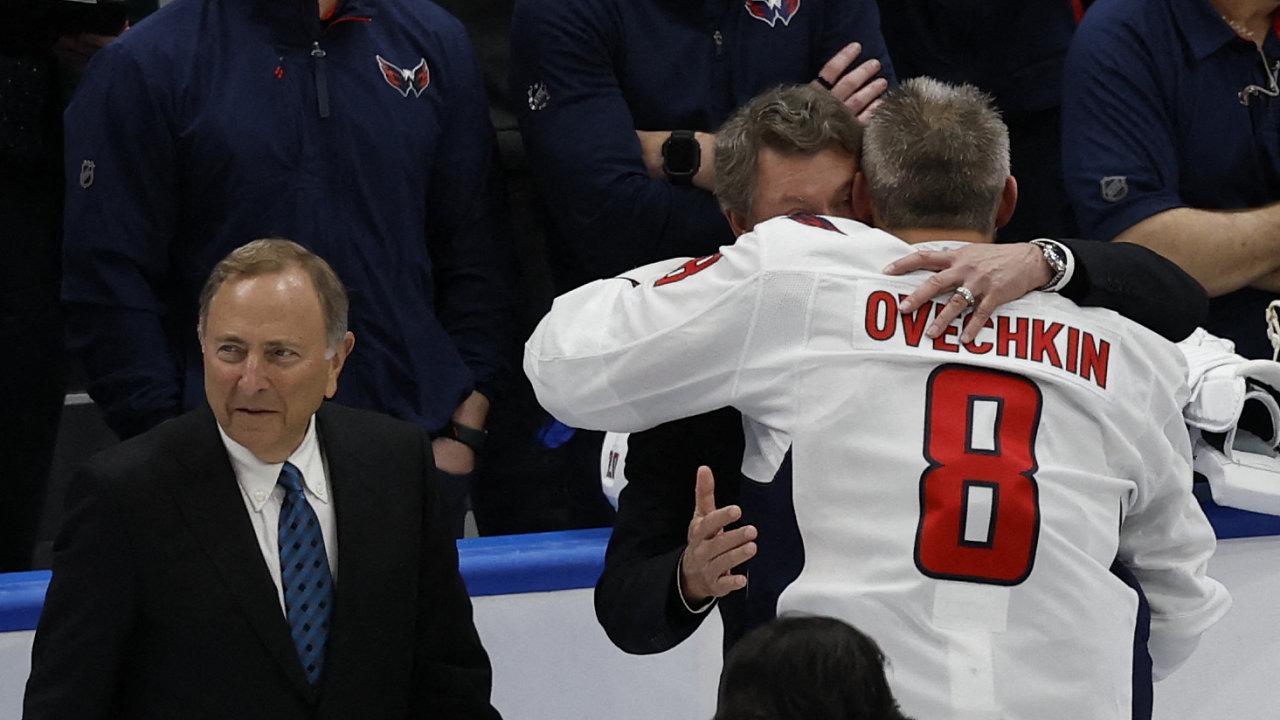 Wayner Gretzky blahopeje Alexandru Ovekinovi po pekonn jeho steleckho rekordu.