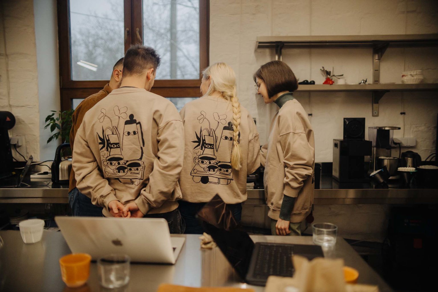 ihned 02 06 2025 Komunita a vzdA lA vA nA ProAT Father s Coffee Roastery investuje do lidA kolem sebe DoplL ujA cA obrA zek 4
