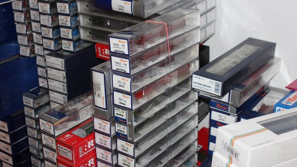 &bdquo;Geniální&ldquo; chemik se slabostí pro vláčky dostal osm let vězení. Výzkum za stamiliony si vymýšlel, úřady to deset let nezjistily