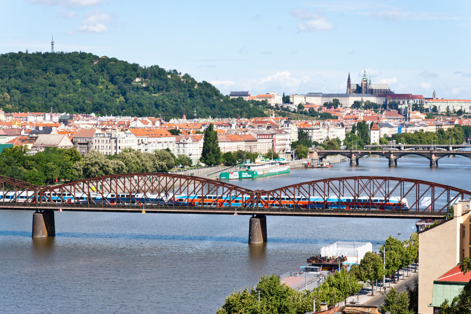 Železniční most propojuje vltavské břehy v Praze u Výtoně pod Vyšehradem a Smíchov.