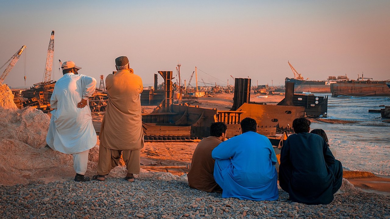 V Pkistnu se stle vce lid zajm o nkup akci. T z toho tamn burza.