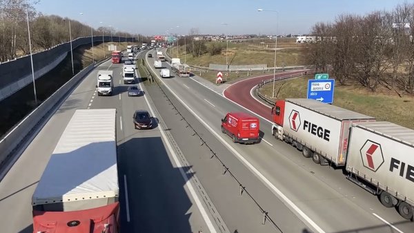 Dálnice jsou plné jako nikdy předtím, prokázalo sčítání dopravy. Už musíme zvedat kapacitu, ví ministr