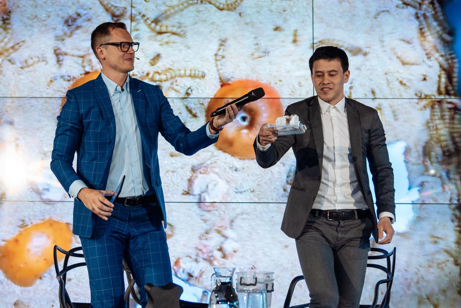 Tom� Do (vpravo) ukazuje b�hem vyhl�en� Inov�tor� roku sv� super�ervy. Vlevo moder�tor Michael Mare�.