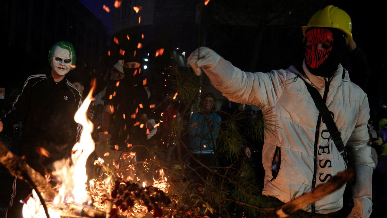 Protesty s�l� nap��� Evropou, rusk� prezident se dostal do v�hodn� pozice a...