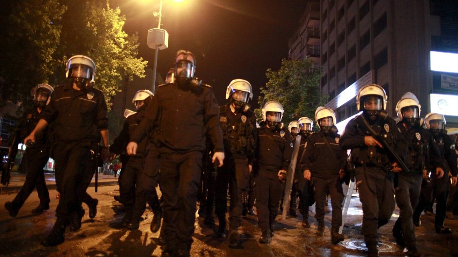 Policie rozhn demonstranty v Ankae