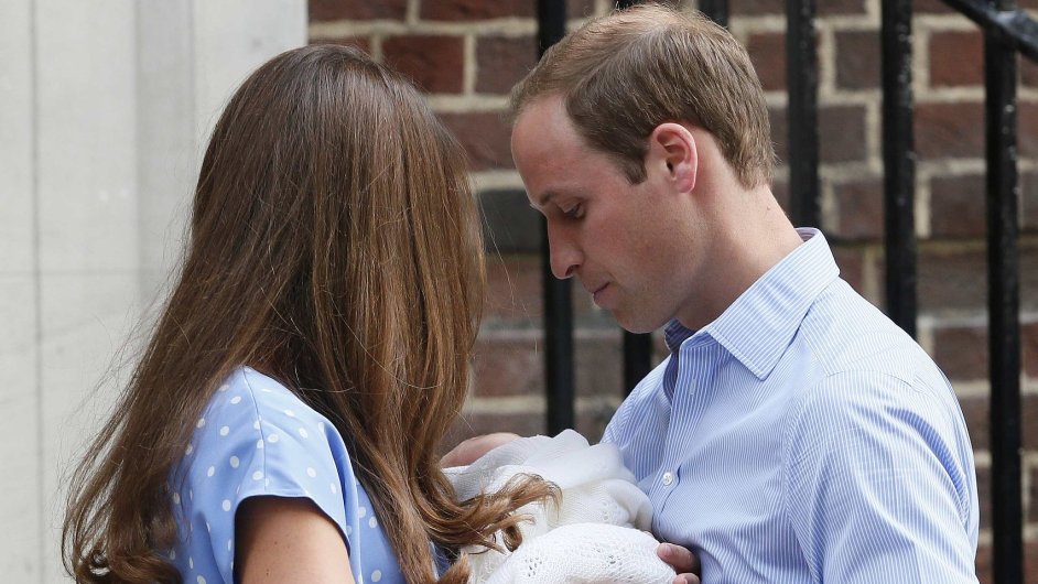 Princ William s manelkou Kate a synem ped nemocnic