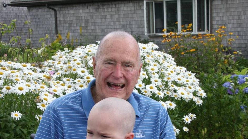 Bval prezident George H. W. Bush s chlapcem trpcm leukmi