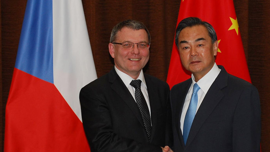 esk ministr zahrani Lubomr Zaorlek (vlevo) a jeho nsk protjek Wang I