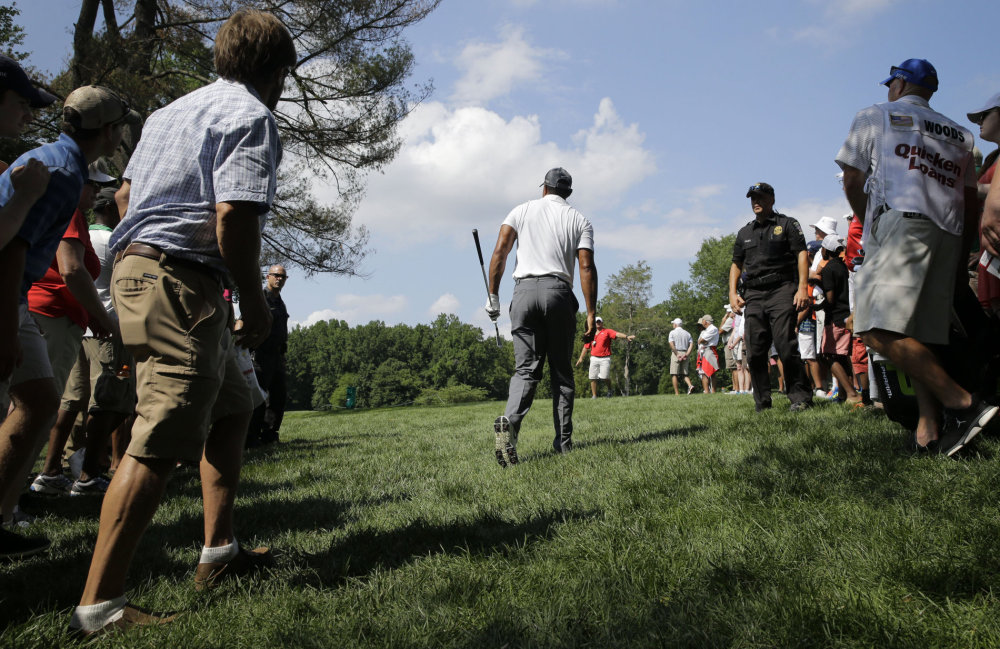 Tiger Wood při prvním návratu na golfové hřiště po operaci zad