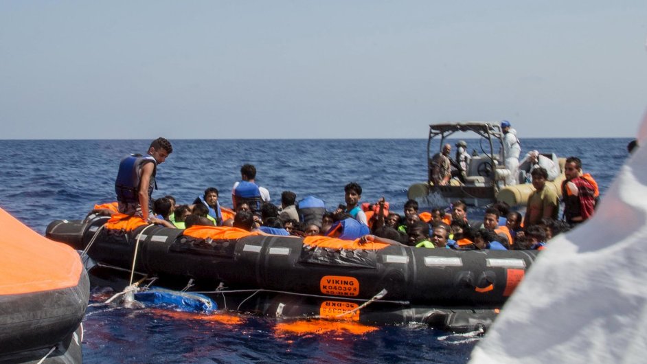 Zchrani zachrauj imigranty z pevrcen rybsk lodi blzko libyjskho pobe.