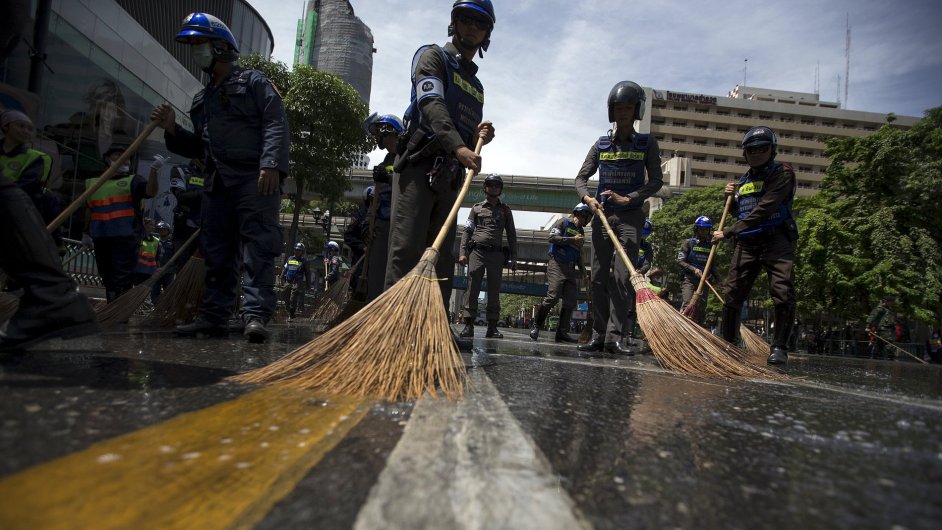 Police officers clean a street near the site of a deadly blast in central Bangkok, Thailand, August 18, 2015. A bomb blast at a popular shrine in Bangkok that killed 22 people including eight foreigne