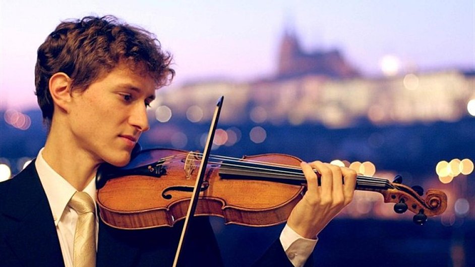 Mladý houslista Josef Špaèek postoupil do finále prestižní soutìže v Bruselu.