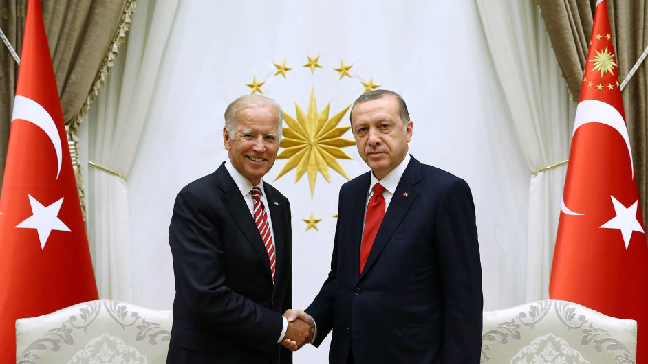 Joe Biden na usmiovac nvtv Ankary uklidoval tureckho prezidenta Erdogana.