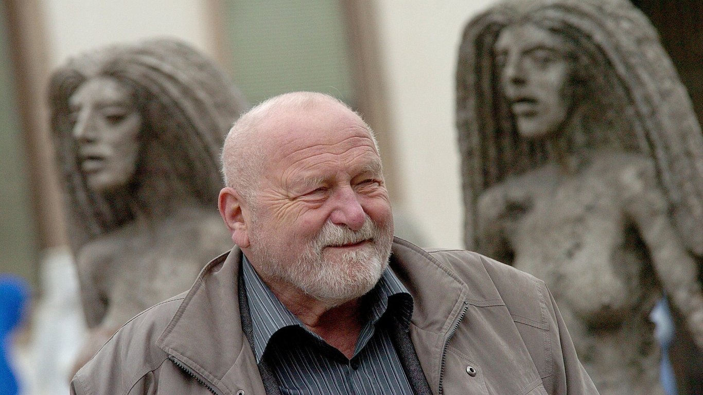 Olbram Zoubek je na archivnm snmku z doby, kdy vystavoval sv sochy na praskm Ovocnm trhu.