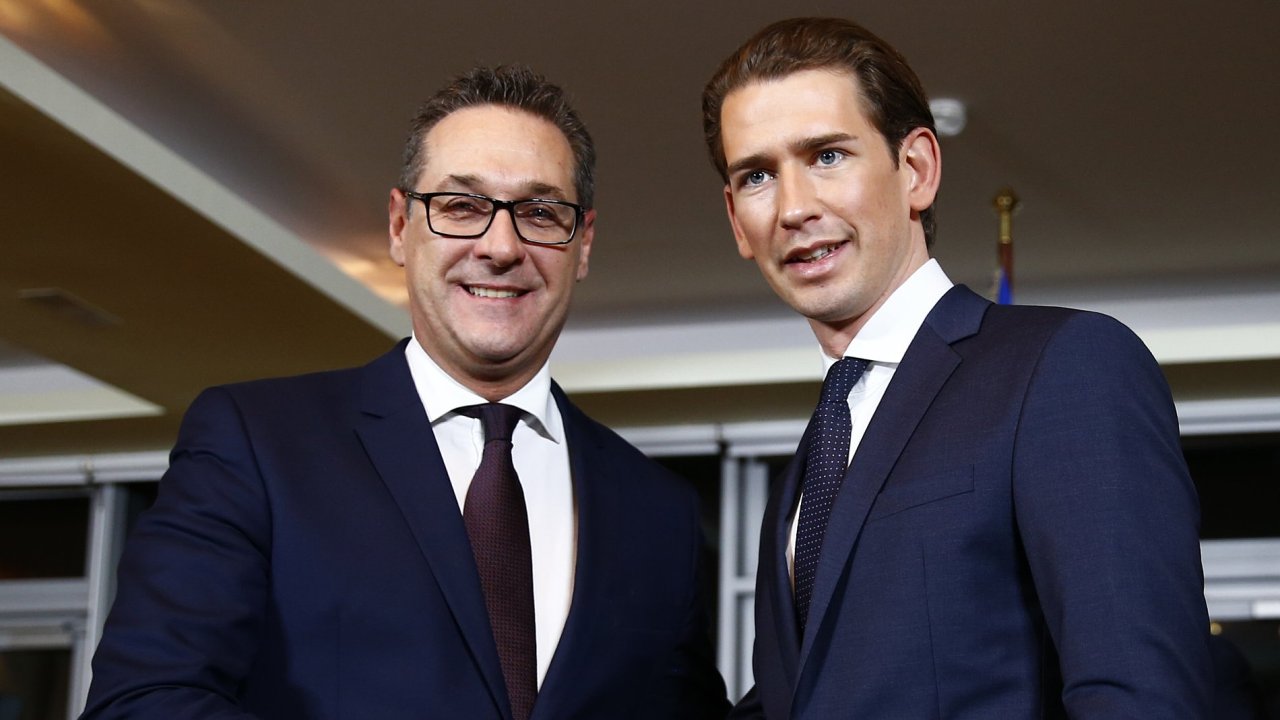 Head of the FPO Strache and head of the OeVP Kurz shake hands after a news conference in Vienna rakousko Kurz Vde
