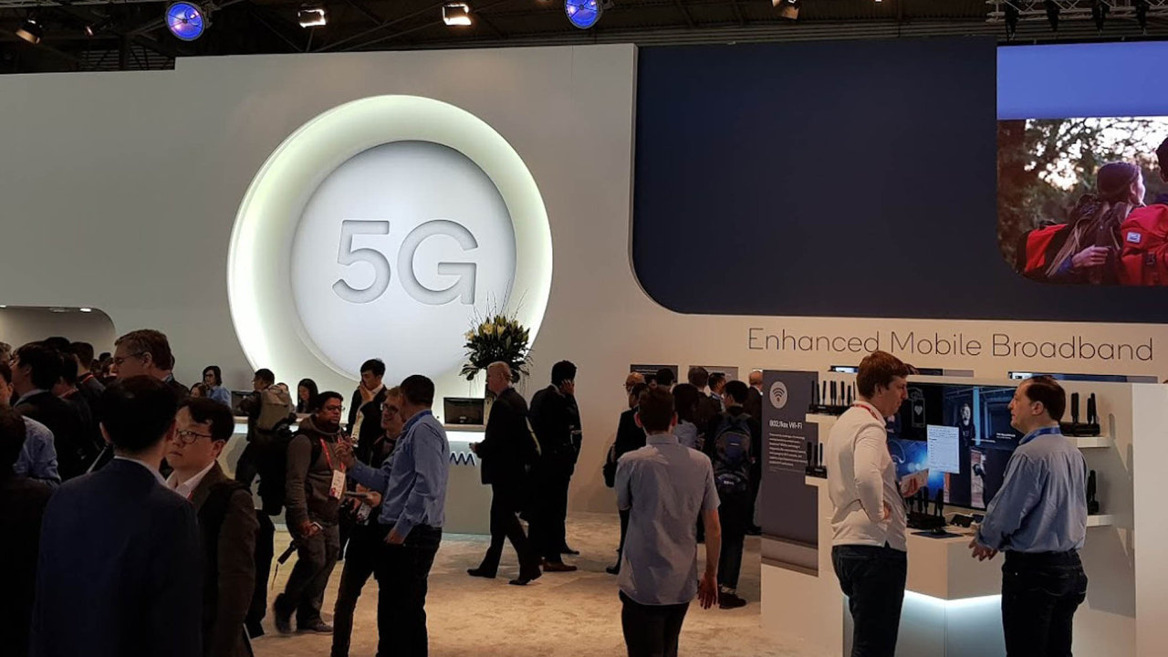 Logo 5G je všude. Na nové sítě sází výrobci telefonů i automobilů.