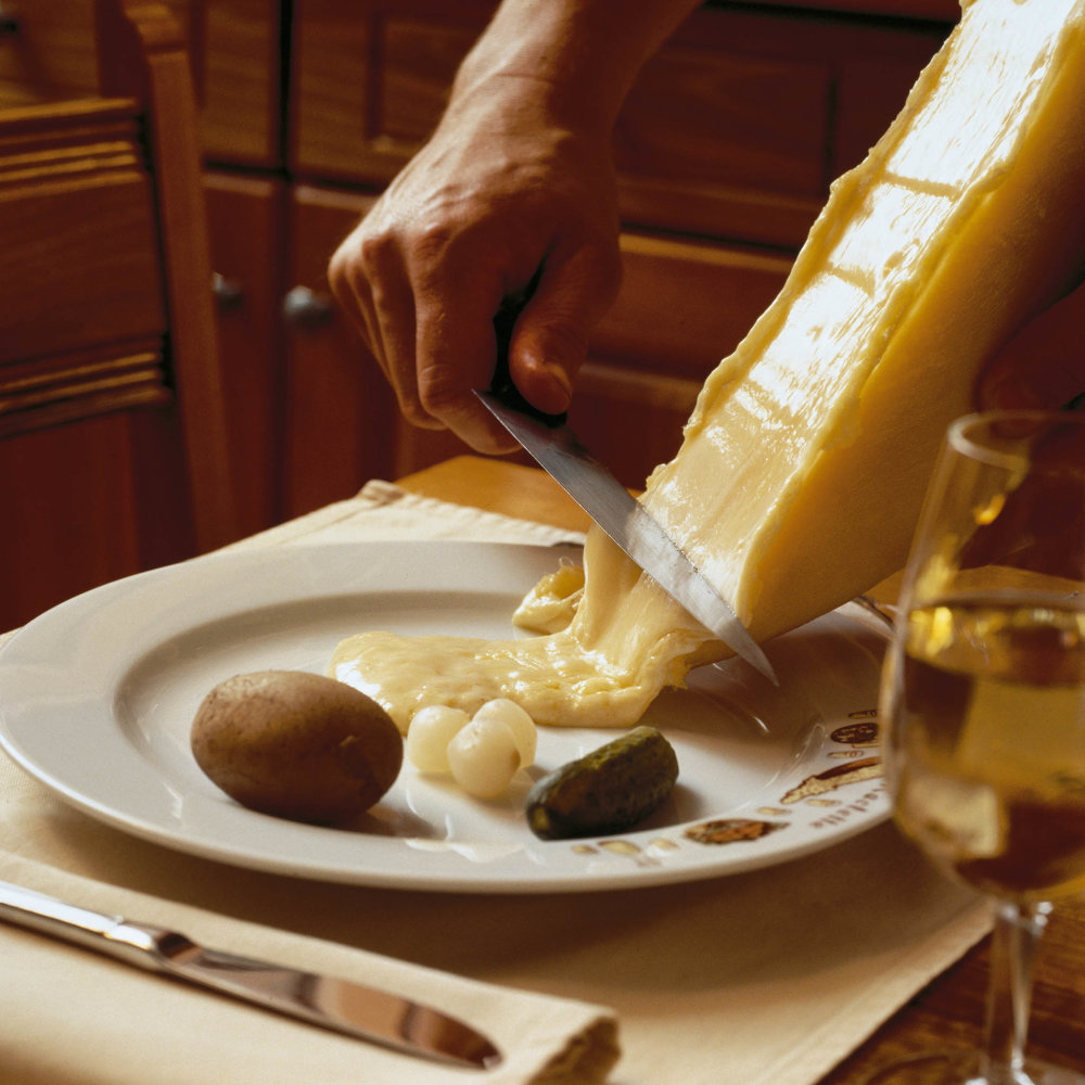 Raclette je sýr víceméně grilovaný, přičemž se z velkého bochníku seškrabává vždy roztavená část. Kdo jednou ochutnal, nikdy už na onen labužnický okamžik nezapomene.