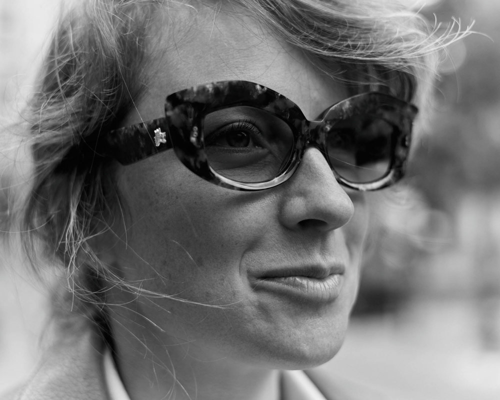 Kampaň Brýle pro první českou prezidentku zachytil fotograf Vojtěch Veškrna. Kolekce obsahuje pětici brýlí – ctností: spravedlnost, statečnost, umírněnost, láska a moudrost.