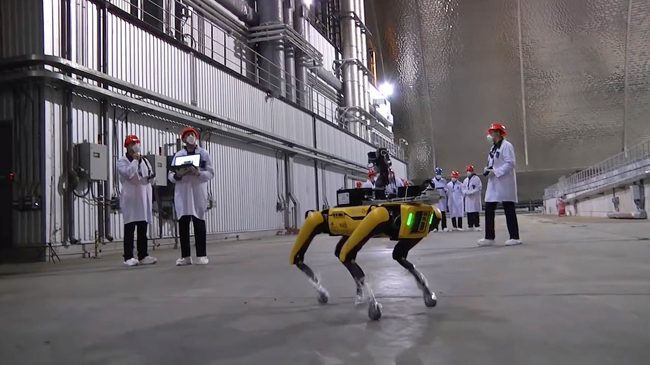 Robot Spot se ovld nadlku pes pota, sm ale zvldne ipedem nauen koly. Lze ho osadit irobotickou pa. Jeho cena je 75 tisc dolar, tedy 1,8 milionu korun.