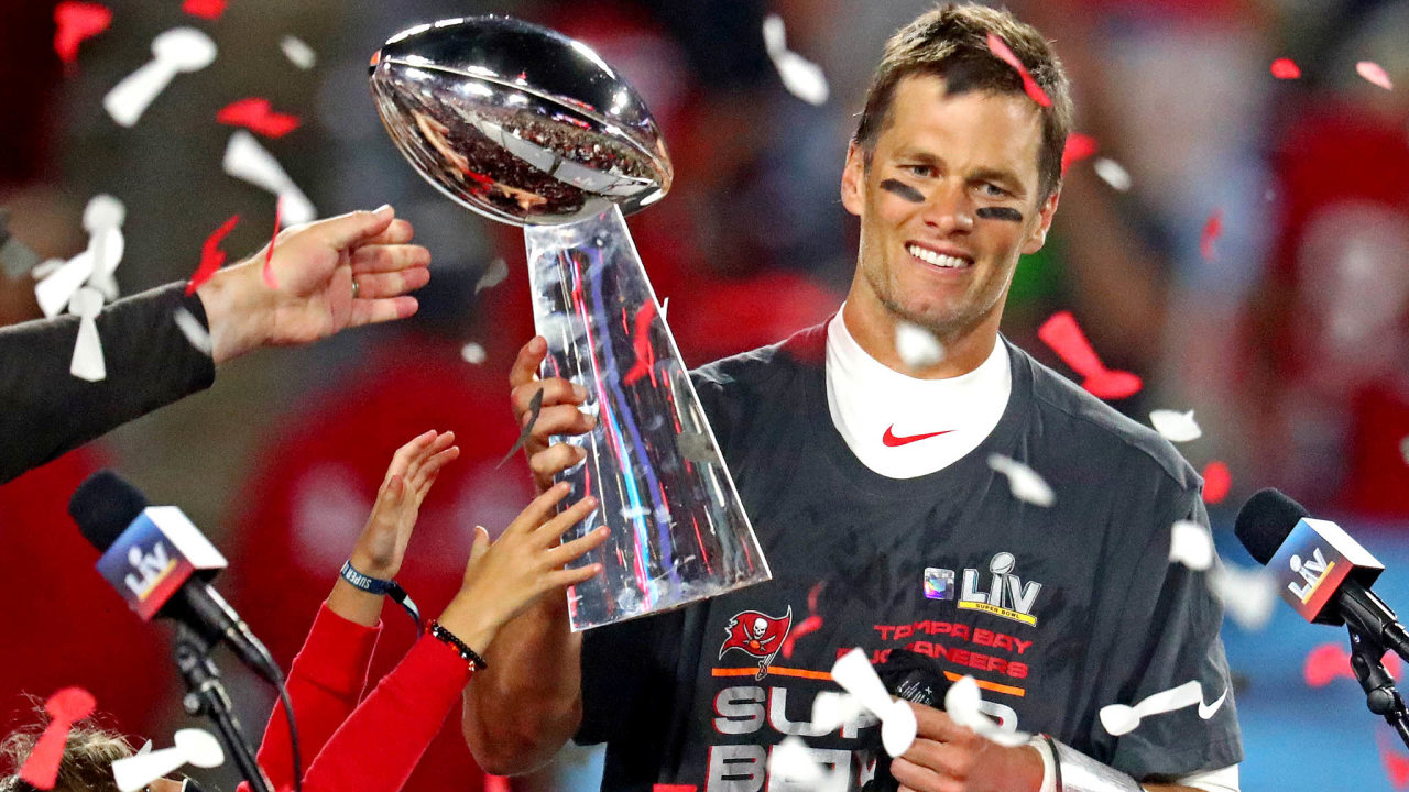 Posedm i poprv. Americk fotbalista Tom Brady slavil dal trofej. Poprv ale s novm tmem.