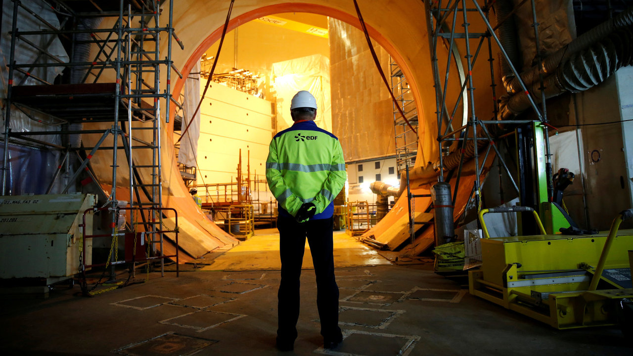 Pracovnk firmy EDF stoj na staveniti francouzsk jadern elektrrny Flamanville.