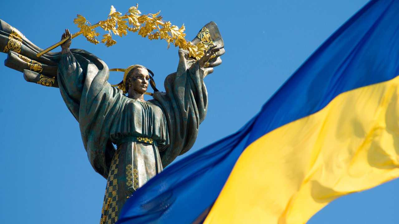 Ukrajinsk vlajka na nmst Nezvislosti v Kyjev. V esku je organizace i lid hojn vyvuj. Obchody, kter je prodvaj, maj mnohdy vyprodno.