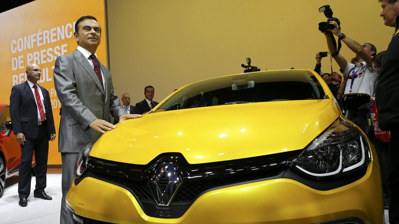 Øeditel automobilky Renault Carlos Ghosn na paøížském autosalonu.