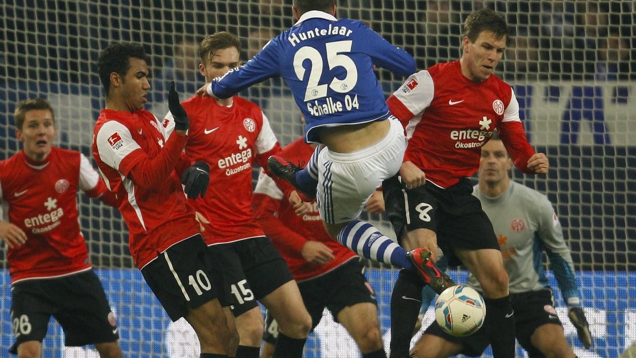 Huntelaar ze Schalke se marn sna dostat m do branky pes hre Mohue.