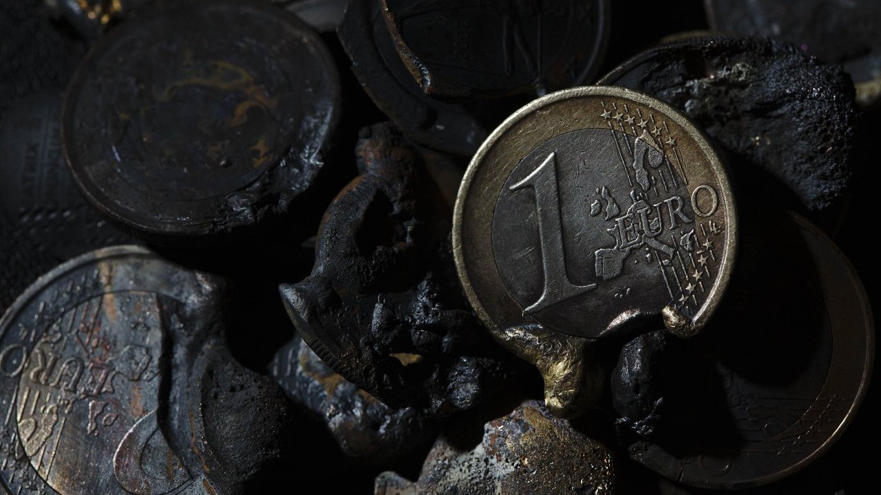Ilustraèní foto - Peníze, mince eura zatavené ve strusce
