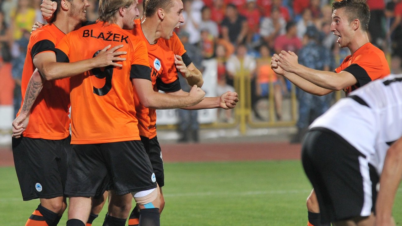 Fotbalist Liberce se raduj z postupovho glu v Karagand.